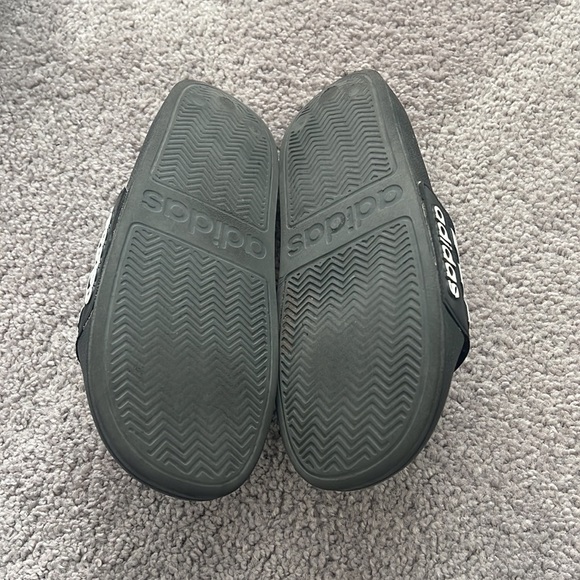 Boy adidas slides - Picture 2 of 2